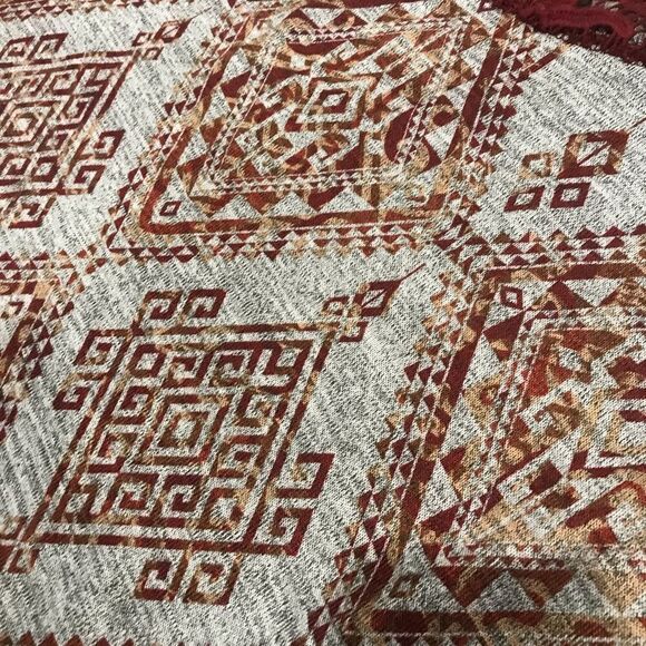 Geometrical print plus size light seater with lace details - Picture 7 of 11